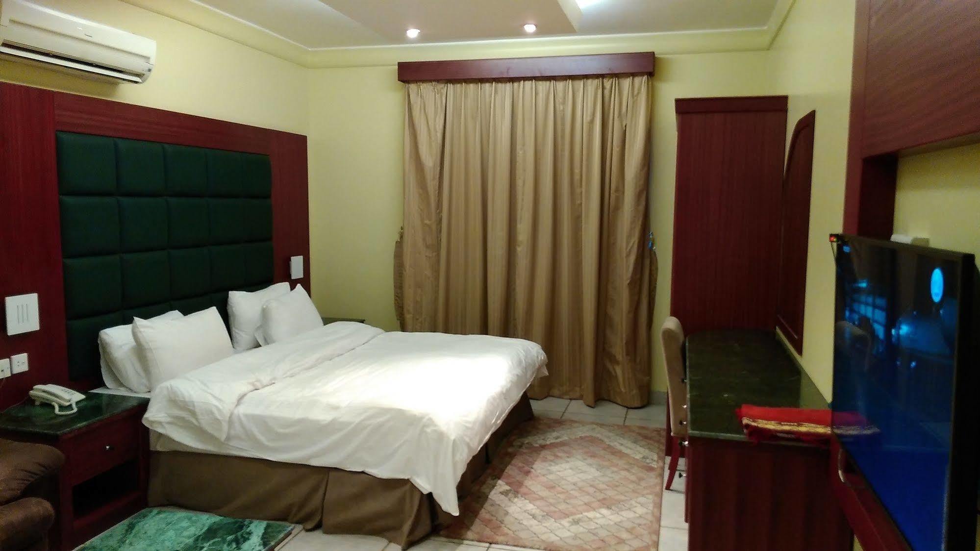 قصر اليمامة للاجنحة الفندقية-فرع السلام Riad Exterior foto